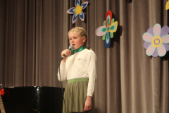 Otroci pojejo slovenske pesmi in se veselijo, 20. 3. 2023, foto: Eva S.